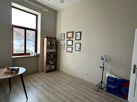 комерційна за адресою Корятовича пл., 3