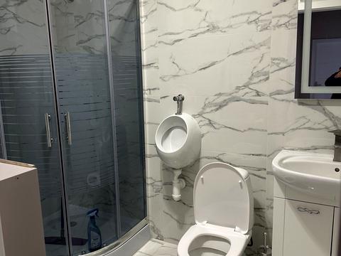 комерційна за адресою Корятовича пл., 3