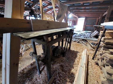 комерційна за адресою Берегова вул., 1