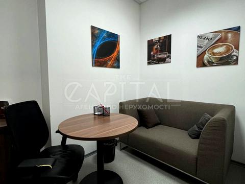 комерційна за адресою Спортивна пл., 1а