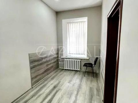 комерційна за адресою Михайлівська вул., 2