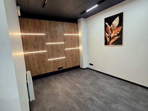 комерційна за адресою Андрія Верхогляда вул. (Михайла Драгомирова), 14-А