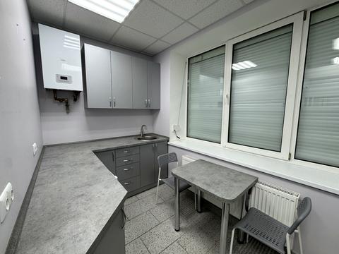 комерційна за адресою Володимира Івасюка просп. (Героїв Сталінграду), 8