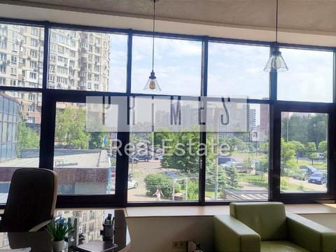 комерційна за адресою Анни Ахматової вул., 22