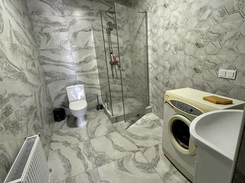 комерційна за адресою Холодноярська вул. (Московська), 1