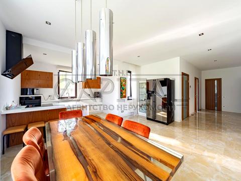 дом по адресу Патріарха Володимира Романюка ул. (Жовтнева), 1