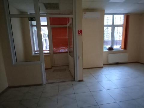 комерційна за адресою Анни Ахматової вул., 22