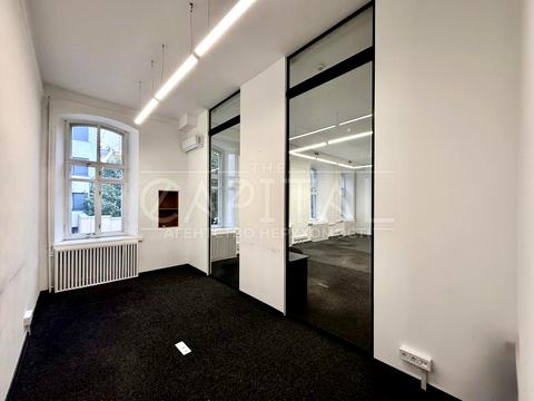 комерційна за адресою Володимирська вул., 10