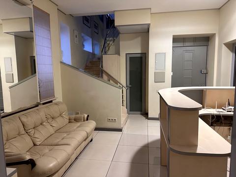 комерційна за адресою Інститутська вул., 17/5