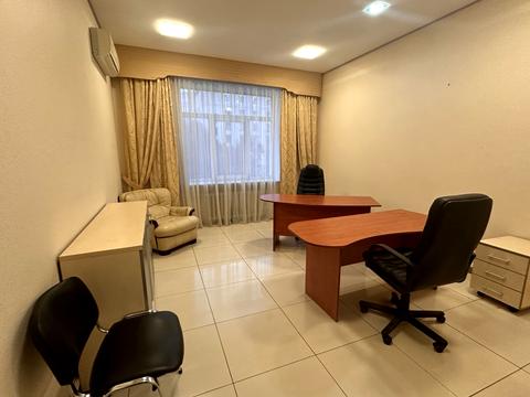 комерційна за адресою Інститутська вул., 17/5