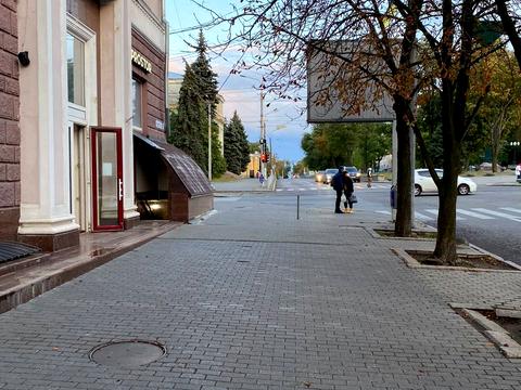 комерційна за адресою Дмитра Яворницького просп. (Карла Маркса), 20