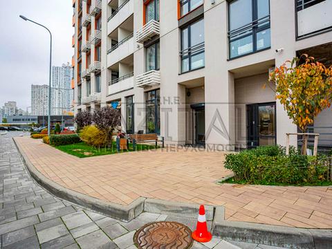 комерційна за адресою Дніпровська набережна вул., 17