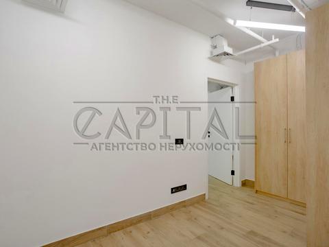 комерційна за адресою Дніпровська набережна вул., 17