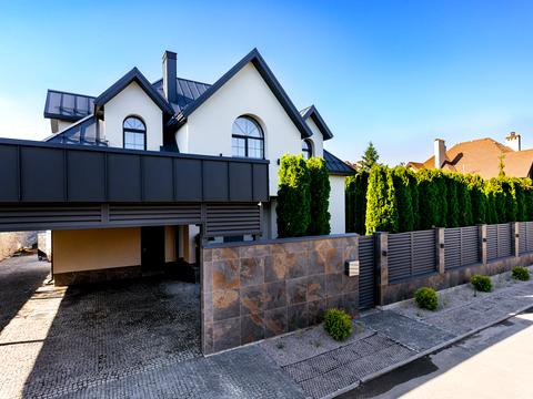 дом по адресу Леси Украинки ул. (Комсомольська)