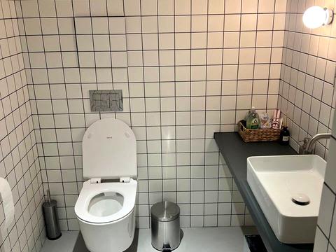 комерційна за адресою Басейна вул., 1/2