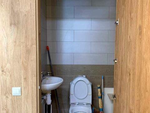 комерційна за адресою Будівельників вул., 1