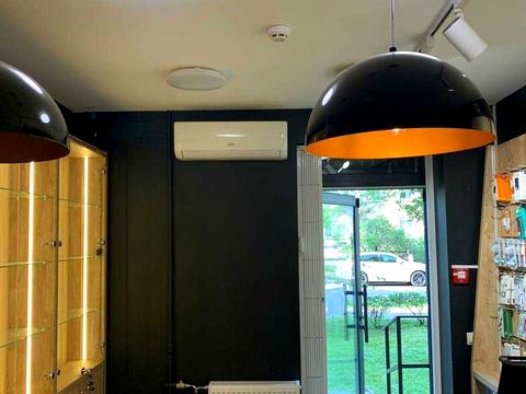 комерційна за адресою Будівельників вул., 1