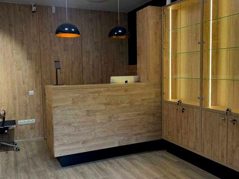 комерційна за адресою Будівельників вул., 1