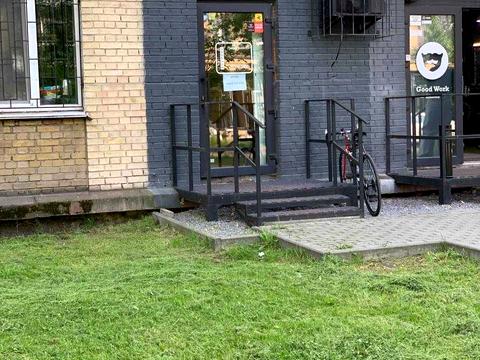 комерційна за адресою Будівельників вул., 1