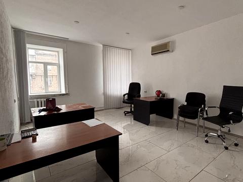 комерційна за адресою Михайла Грушевського вул. (Карла Лібкнехта), 49