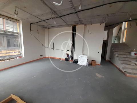 комерційна за адресою Стуса вул., 2