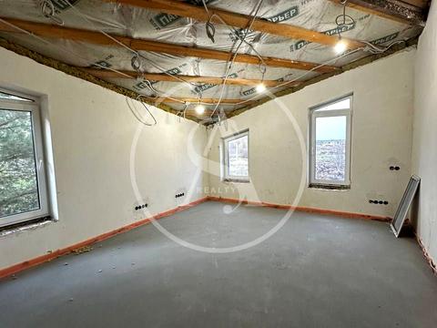 комерційна за адресою Стуса вул., 2