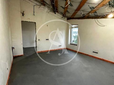 комерційна за адресою Стуса вул., 2