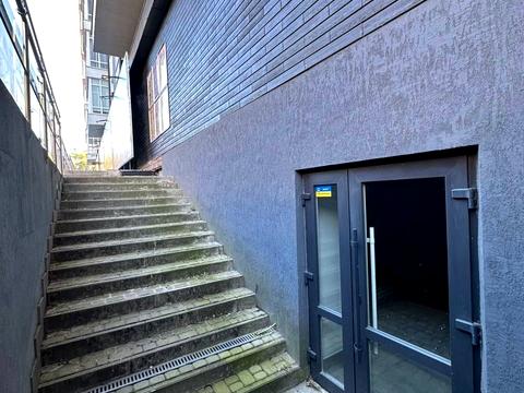 комерційна за адресою Андрія Мельника вул., 10