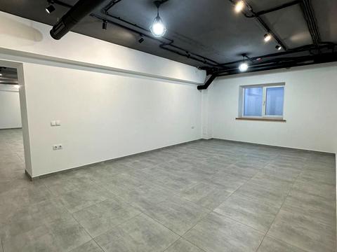 комерційна за адресою Андрія Мельника вул., 10