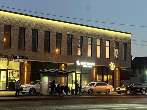 комерційна за адресою Володимира Івасюка вул., 19