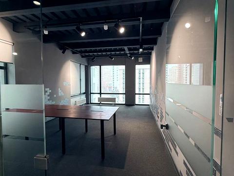 комерційна за адресою Ливарна вул., 4