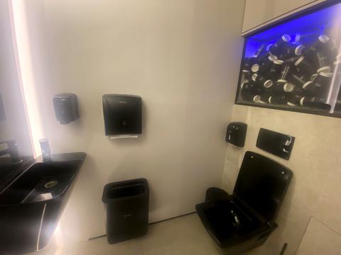 комерційна за адресою Володимирська вул., 75