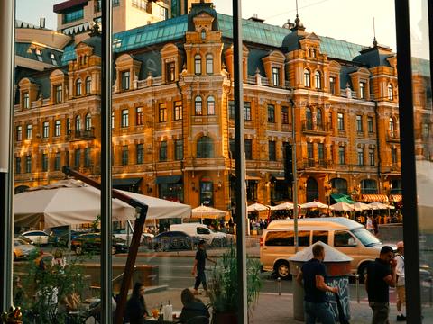 комерційна за адресою Павла Тичини просп., 11