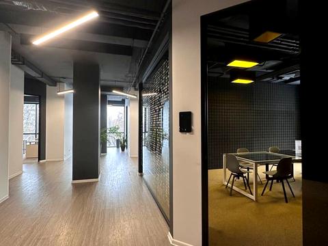 комерційна за адресою Наукова вул., 7