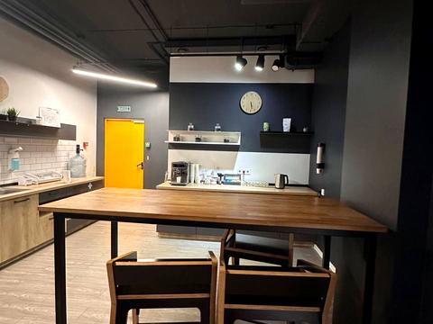 комерційна за адресою Наукова вул., 7