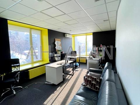 комерційна за адресою Болсуновська вул. (Сергія Струтинського), 8