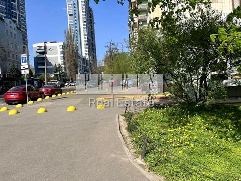 комерційна за адресою Перемоги вул., 18