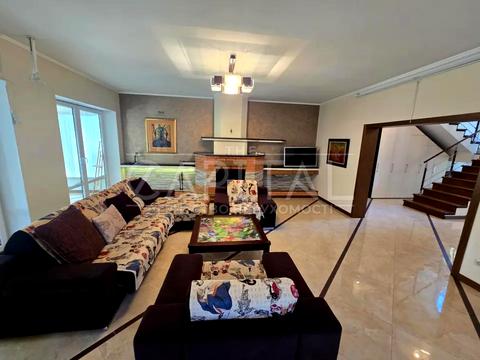 будинок за адресою Набережна вул.