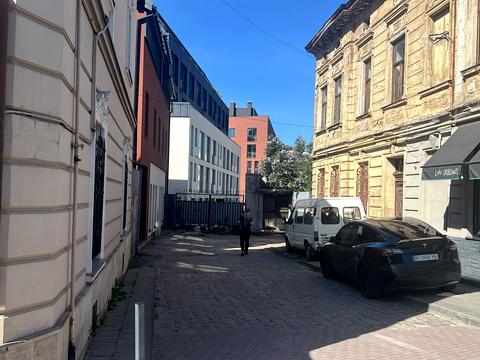 комерційна за адресою Львів, Б.Хмельницького, 150