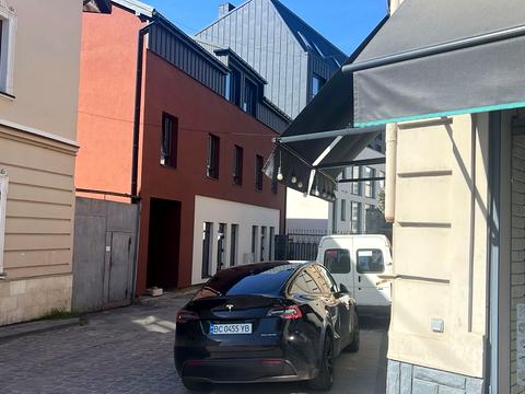 комерційна за адресою Богдана Хмельницького вул., 85