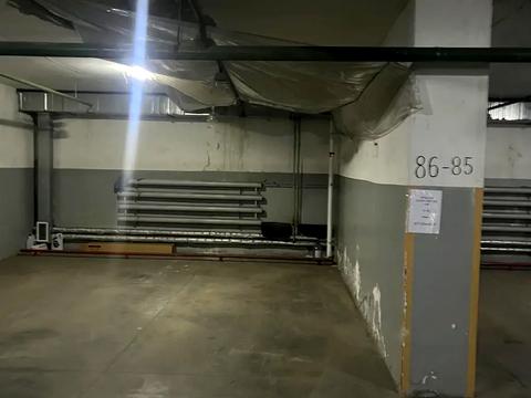 паркомісце за адресою Дмитрівська вул., 69