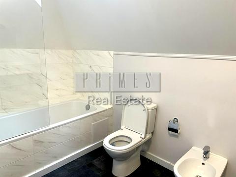 будинок за адресою смт. Козин, Придорожня