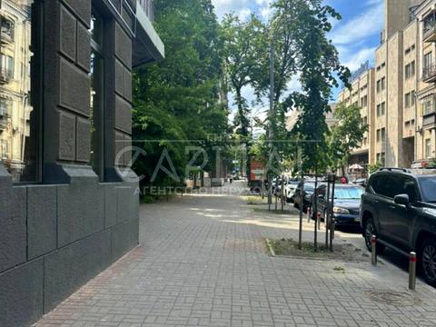 комерційна за адресою Інститутська вул., 24