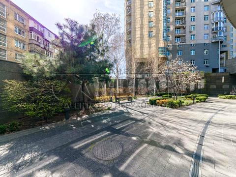 комерційна за адресою Буслівська вул., 12