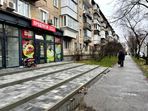 комерційна за адресою Будівельників вул., 4