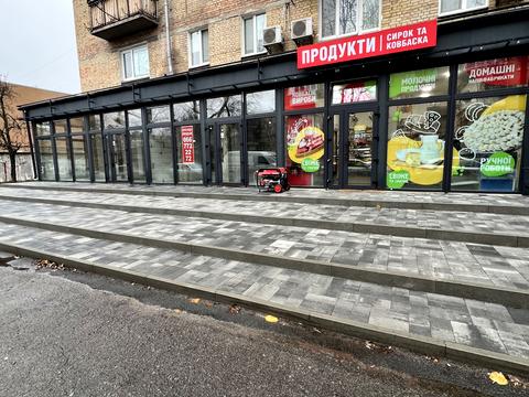 комерційна за адресою Будівельників вул., 4