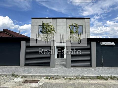 будинок за адресою Листопадна вул.