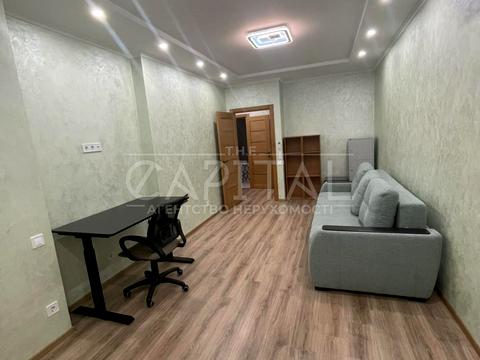 комерційна за адресою Ревуцького вул., 4