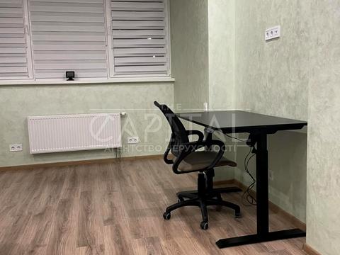 комерційна за адресою Ревуцького вул., 4