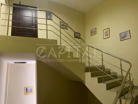 комерційна за адресою Дніпровська набережна вул., 19